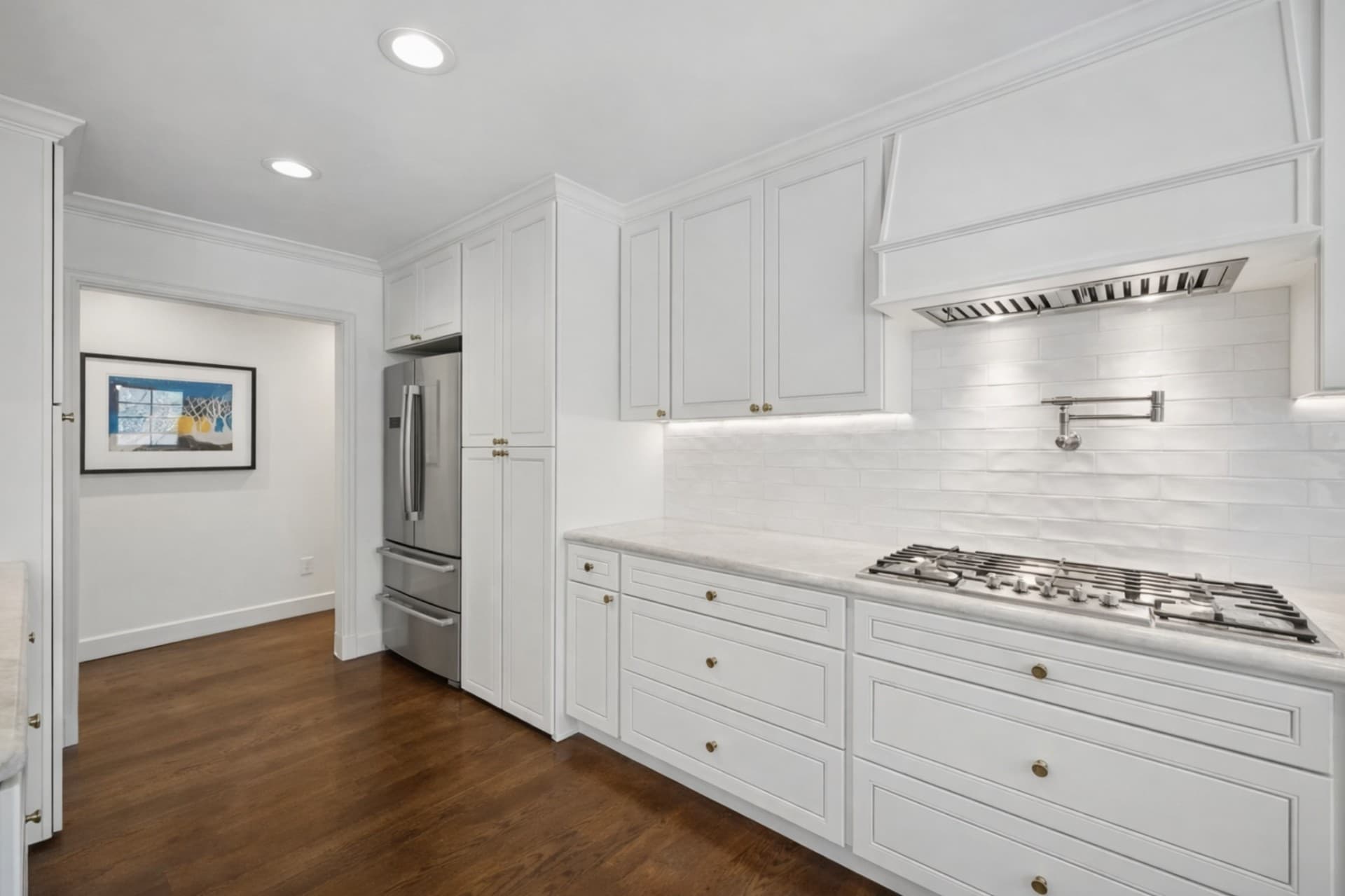 Modern kitchen remodel with white cabinetry and quartz countertops in Dallas-Fort Worth